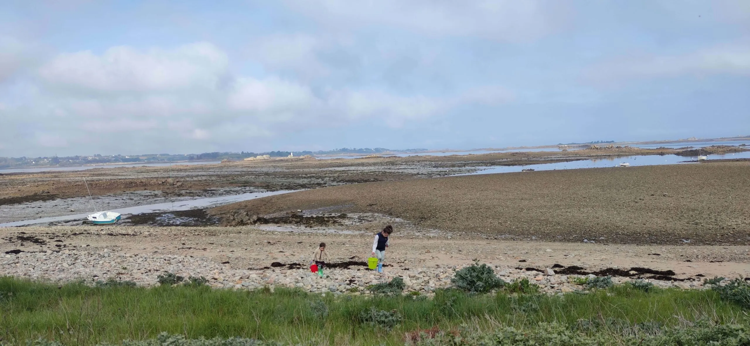 Enfant jouant au sable à Port Beni