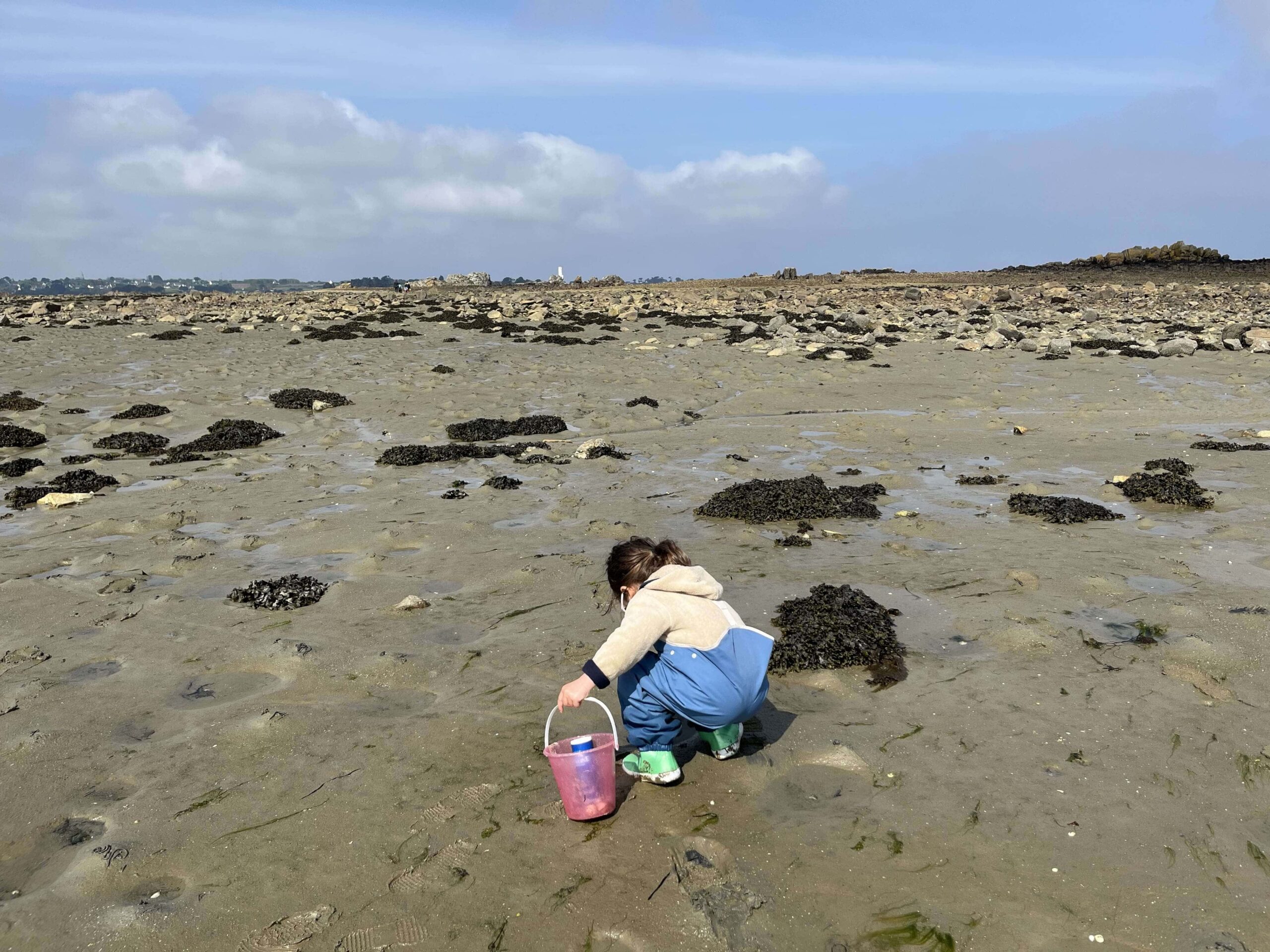 Enfant jouant au sable à Port Beni